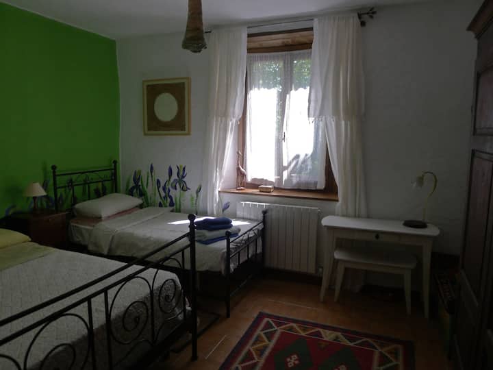 غرفة نوم في الطابق السفلي