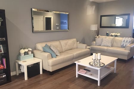 Great room, minuets from the 401