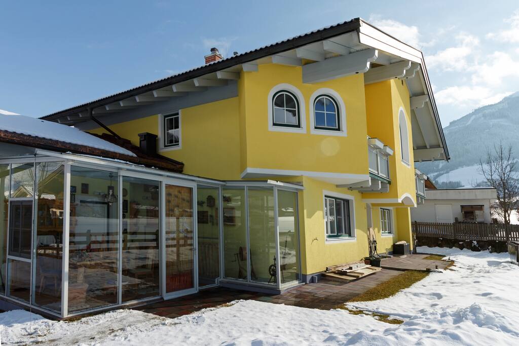Hausansicht westseitig mit Wintergarten