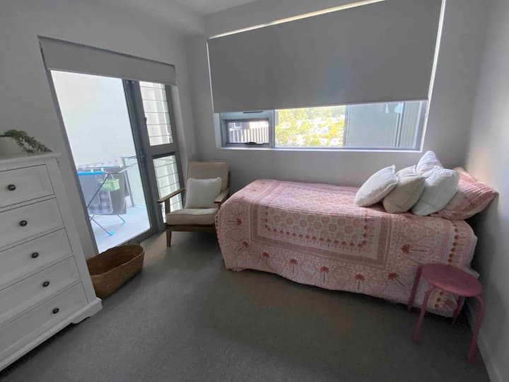 Quatrième chambre en option avec deuxième télévision qui sert de salle de télévision ou d'espace de travail séparé si nécessaire 