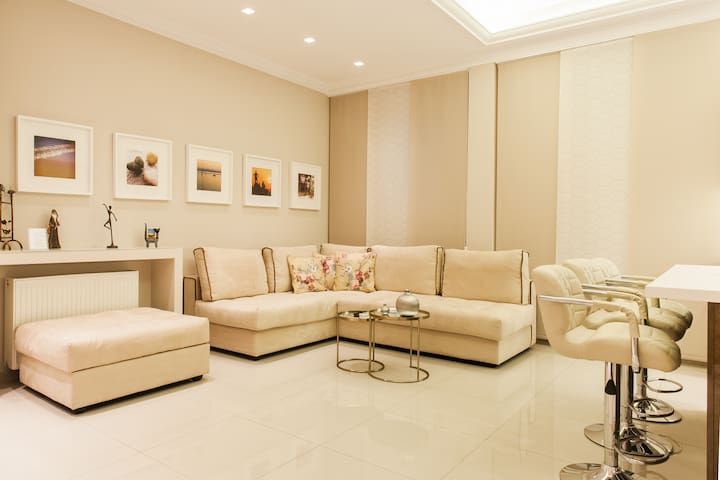 Athenian Rose: Elegant apartment in Central Athens gallery image 2