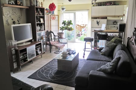 Cozy 1 bedroom apartment (2 beds) close to subway.