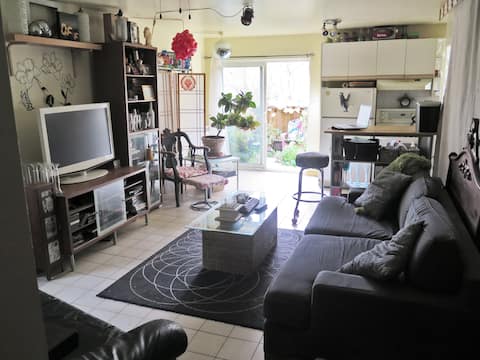 Cozy 1 bedroom apartment (2 beds) close to subway.