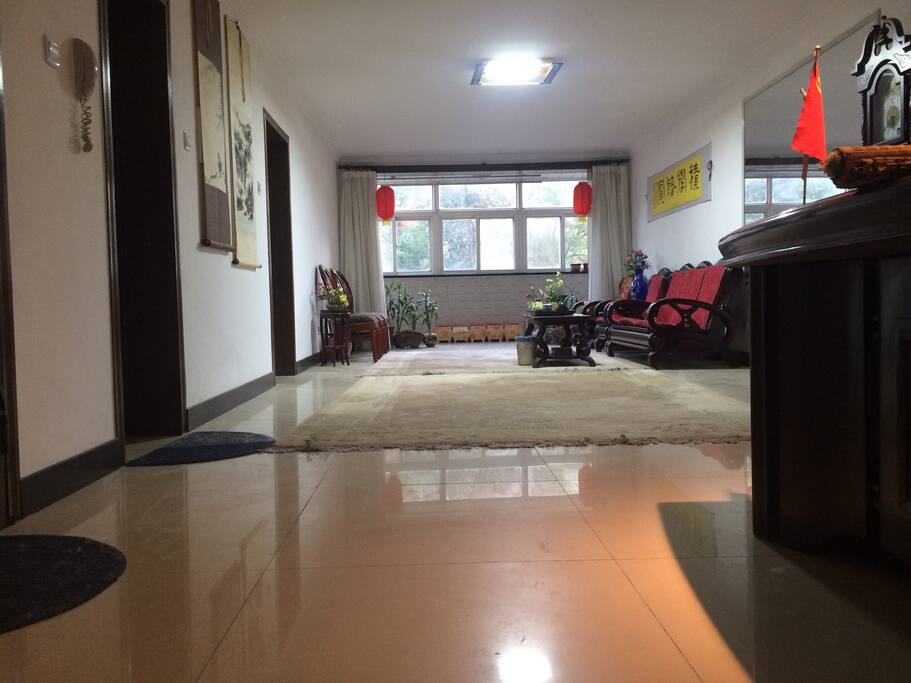 这是一间超级大的客厅,眼前豁然开朗,朋友多赞:哇,好大的客厅呀!!!