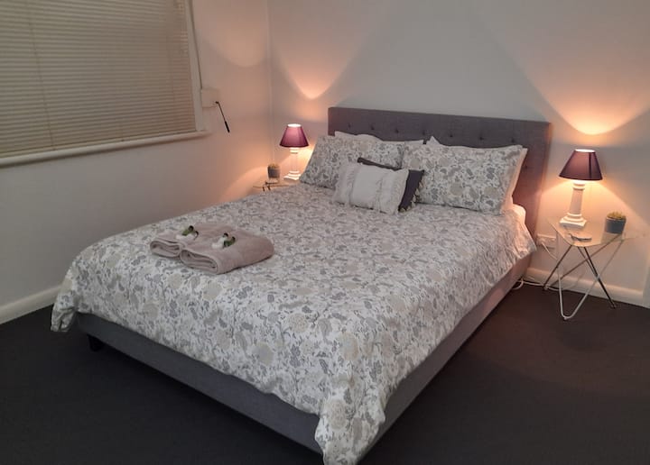 标准双人床卧室，配备空调。