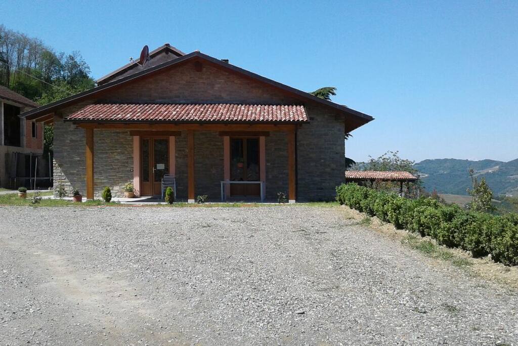 Patio con tavolo e barbecue