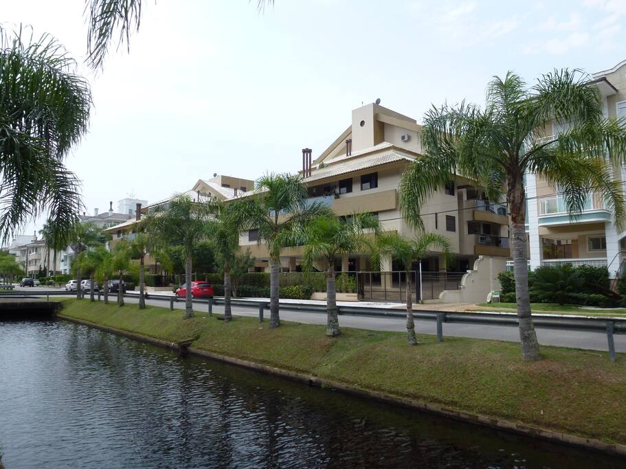 Canal em frente ao Condomínio