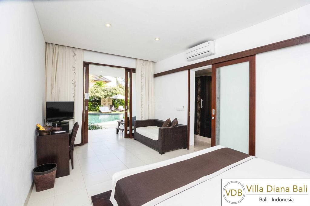 Villa Diana Bali - Deluxe Room Pool View in Dowstairs