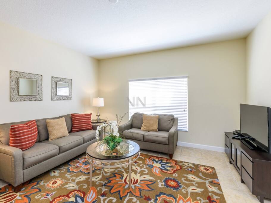 Couch,Furniture,Indoors,Room,Mirror