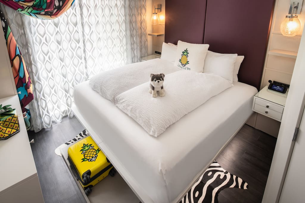 Airbnb Staypineapple New York, Fashionista w/Comm.