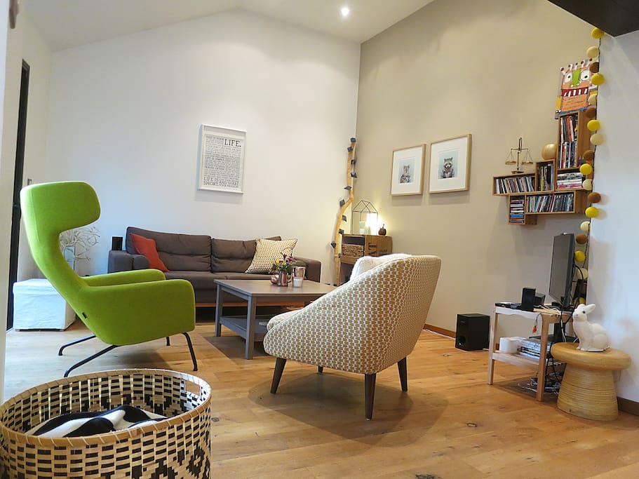 Pièce de vie, côté salon : De chouettes fauteuils et canapé vous attendent !