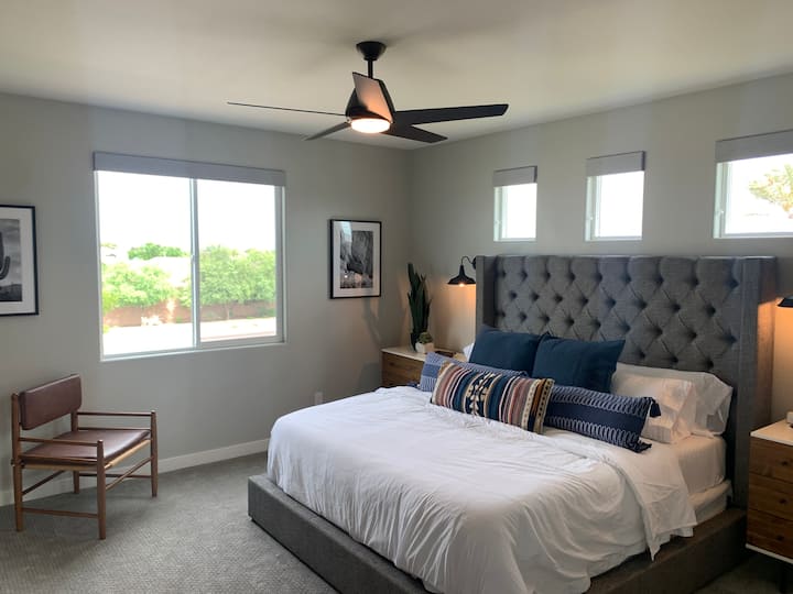 Suite principal de estilo suroeste con sábanas de lujo