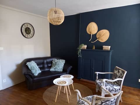 Top Airbnb: 3 bedroom apartment free parking in Fougères