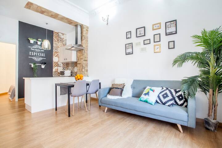 ESPECTACULAR FRONT COLON MARKET.  VALENCIAGUEST