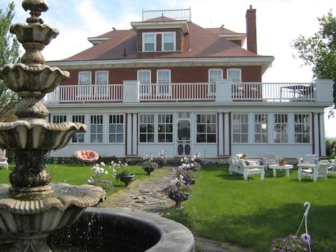 Wakamow B&B - 6 Bedrooms, 10 beds, 7 bathrooms