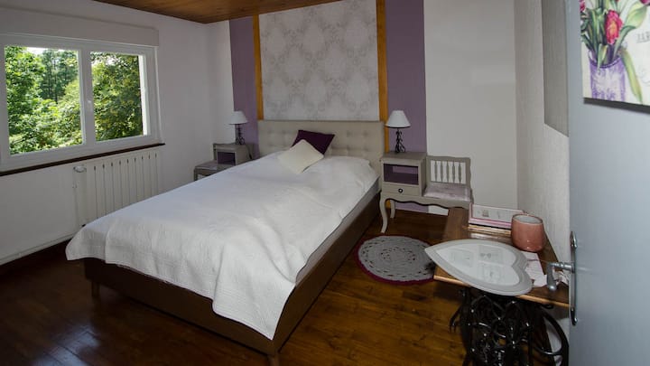 Chumba cha kulala chenye kitanda 160 x 200 ghorofani.