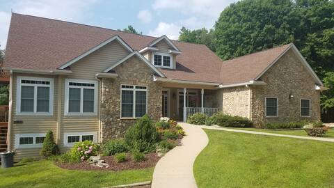 Huge Home, 12 Bdrms, 9 Baths, sleeps 30, Firepit