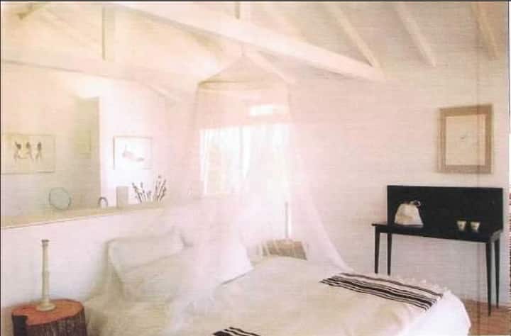 Chumba cha Master kilicho na kitanda cha ukubwa wa King