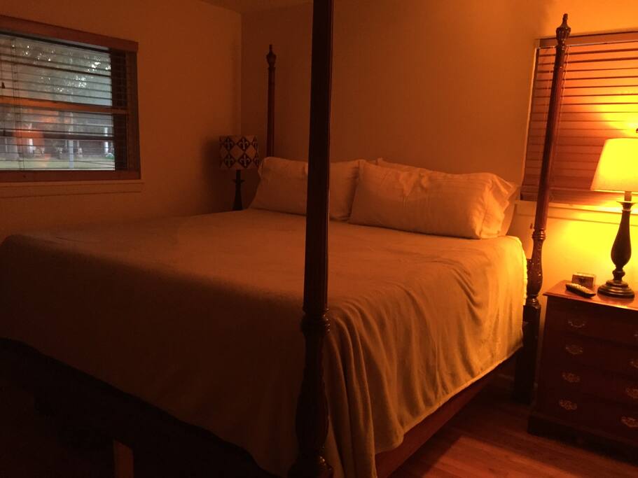 King bedroom w/60" flat screen, wall-mounted