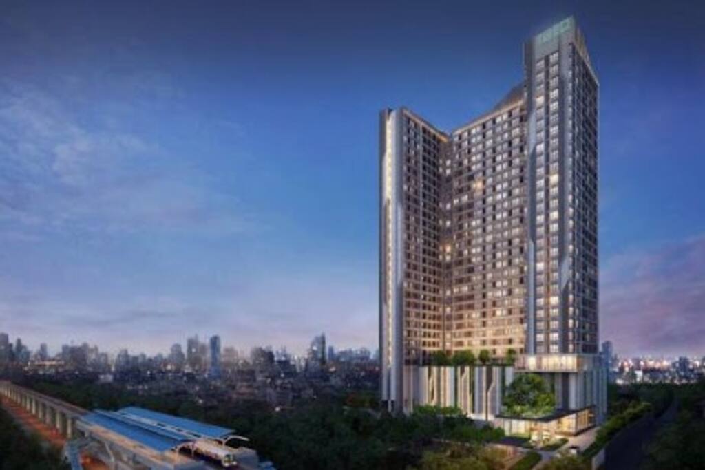 Brand New Luxury Condo!! With 30MG speed internet (lan+wifi) +full facilities. 50 meter to BTS sky train. Just 20 mins to Siam, 25 mins to emporium shopping mall and 30 mins to Chatuchuck (JJ market) by BTS.