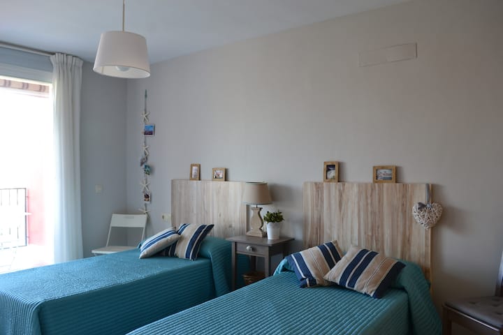 Dy dhoma me një krevat me dalje nga tarraca dhe dollap të integruar. Në dyshemenë e rrugës, ka një ventilator tavani
