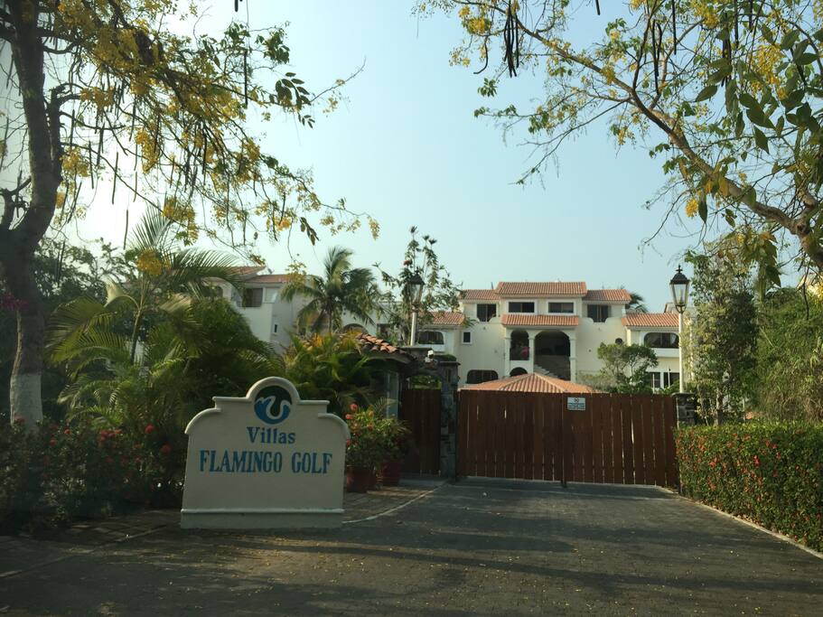 entrada al conjunto villas flamingo golf