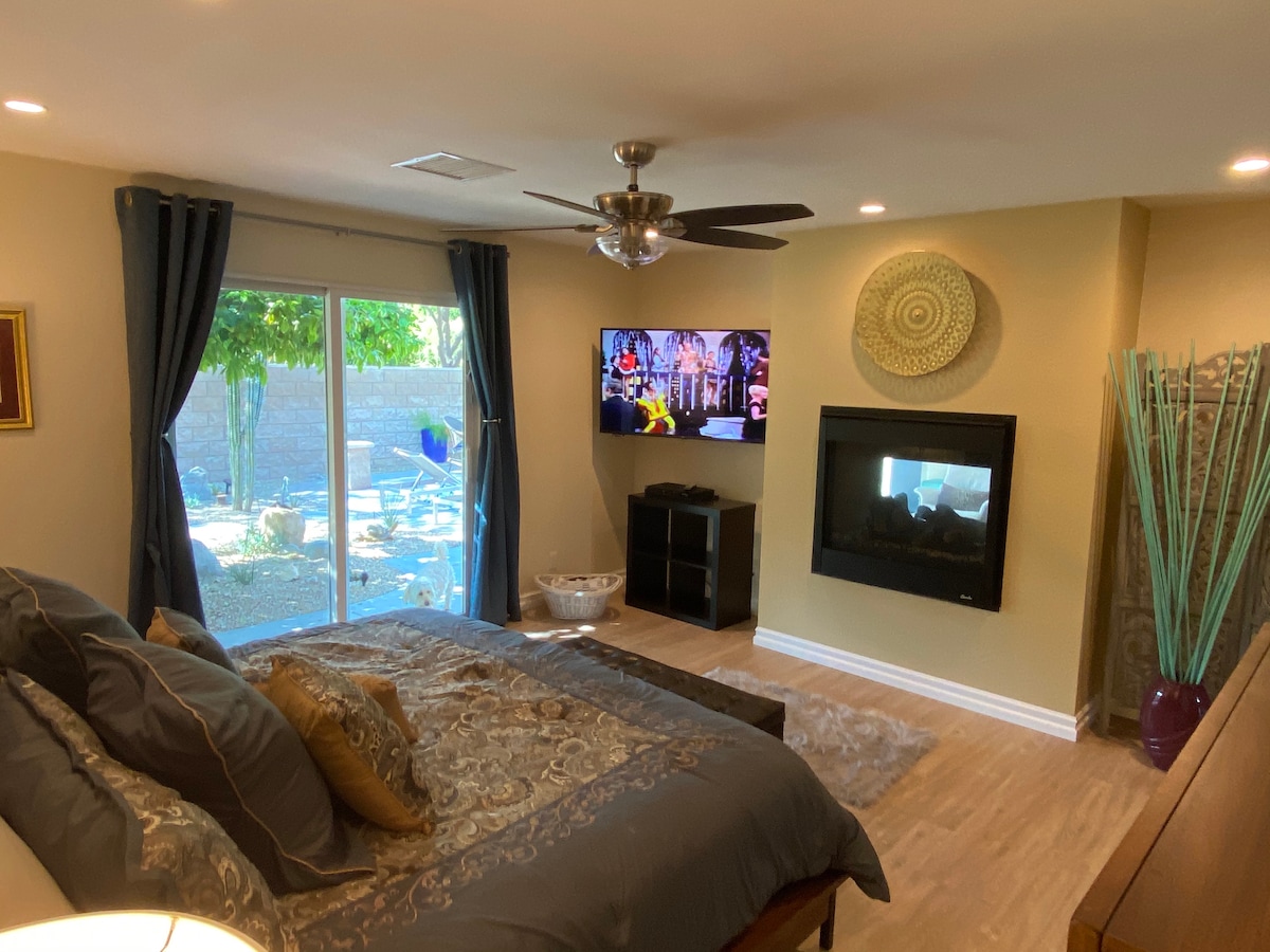 主卧套房配有燃气壁炉、步入式衣橱和滑动玻璃门，可通往露台、游泳池和水疗中心