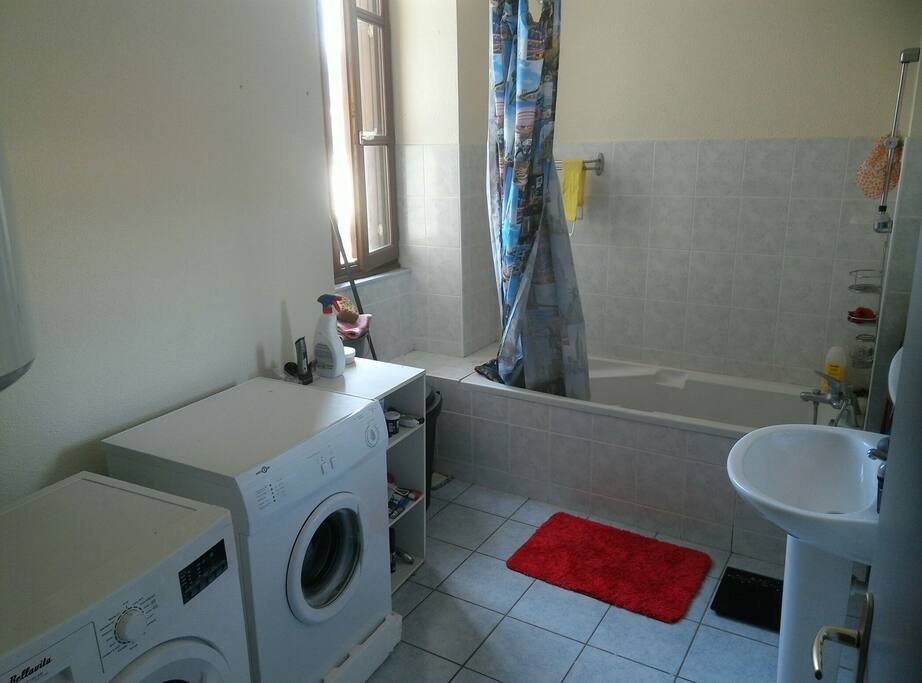 salle de bain avec baignoire et machine à laver + sèche linge