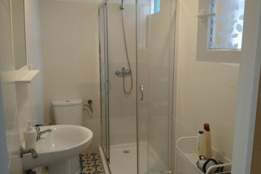 Cuarto de Baño, secador de pelo, gel, champú y javón de manos incluido