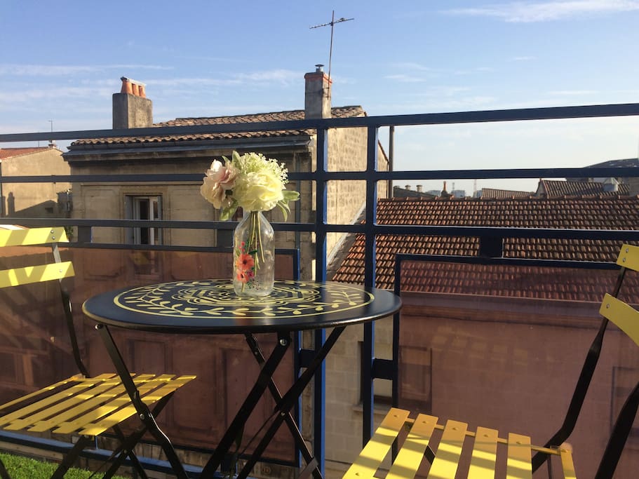 Balcon en plein soleil au calme, pour prendre son déjeuner ou se reposer