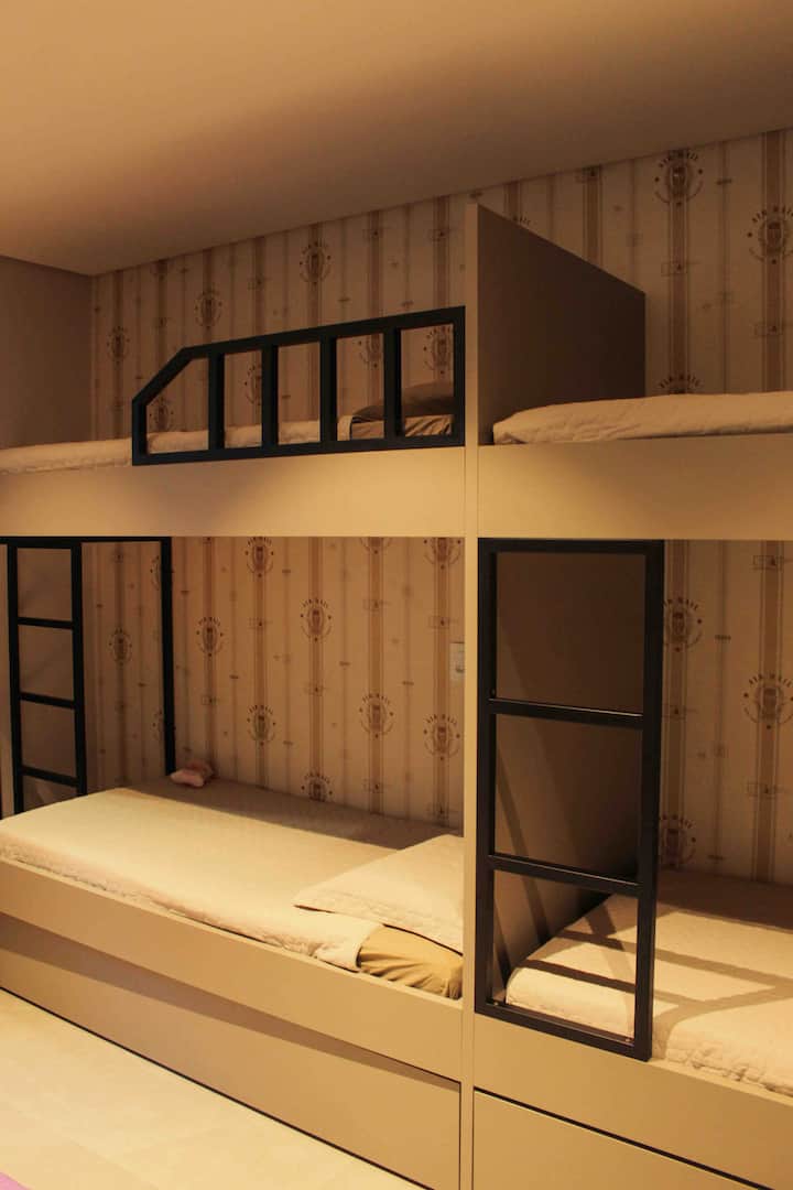 الجناح 03 مع أسرّة بطابقين للأطفال .