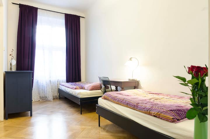 Dhomë gjumi më e vogël me dy krevate tek. Krevati dopio mund të vijë edhe këtu.