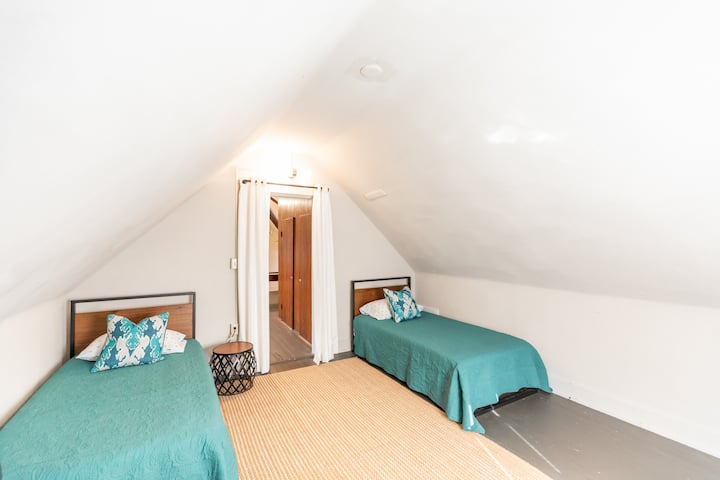 Dormitorio en el tercer piso con dos camas individuales. Por favor, ten en cuenta que la habitación está dividida por cortinas. 