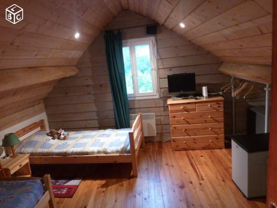 3 lits de 90 parquet et bois un vrai chalet
a l'étage