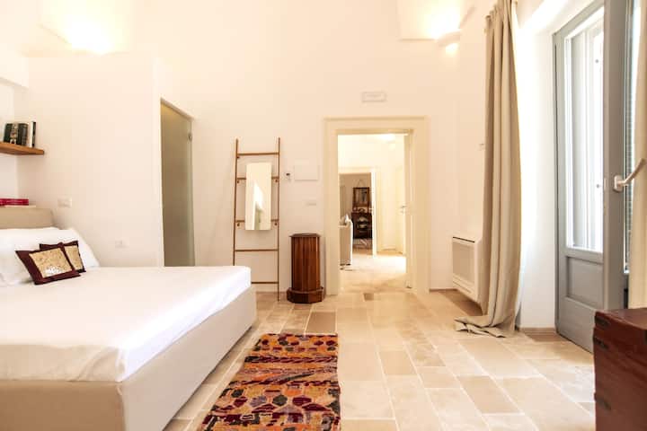 Quarto de "laranjas" com vista para a piscina 
 Possibilidade de adicionar terceira cama de solteiro