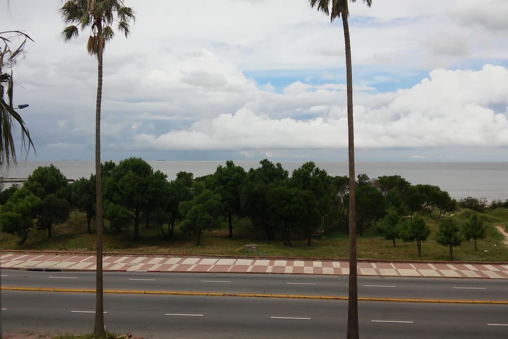 Excelente ubicación, frente a la rambla zona tranquila a 10 minutos del aeropuerto de carrasco y a 15 minutos del centro.