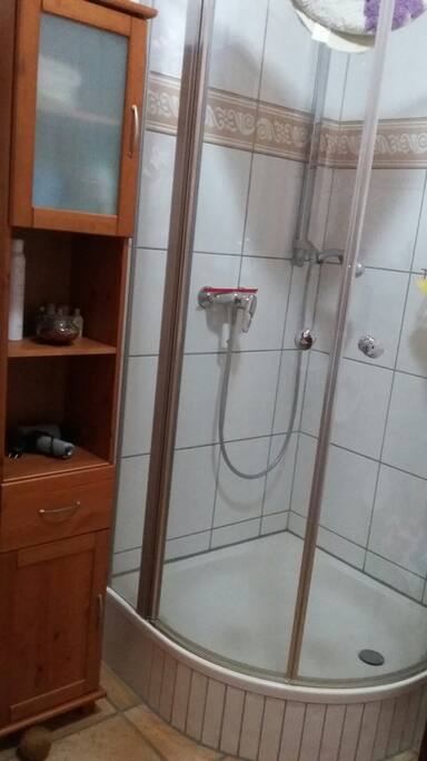 Dusche mit Glastür