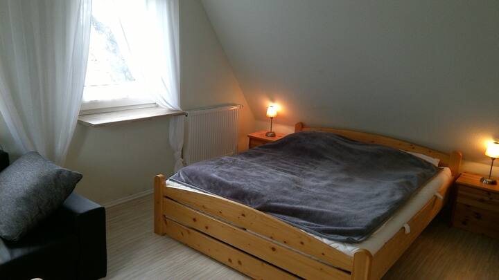 Schlafzimmer 2 + Doppelbett + Kinderbett + Schlafcouch + TV