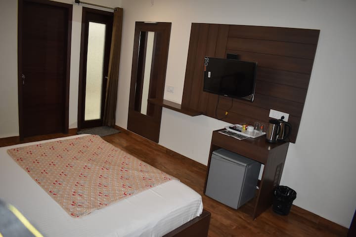 חדר מפואר עם כל השירותים לאורח, ביז וקומקום בחינם 