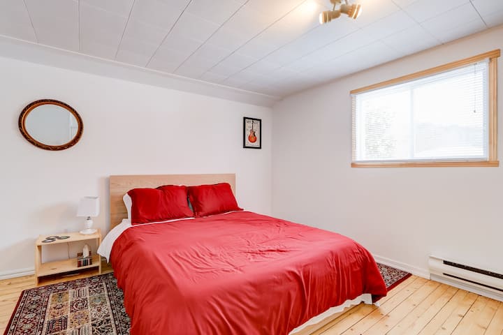 La chambre à l'étage avec plancher en bois de pin restauré du 19ème siècle et lit queen