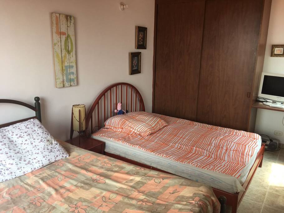 Habitación Pincipal cama doble y sencilla baño privado