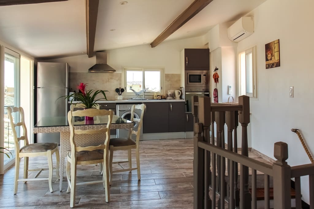 Espace cuisine (entièrement neuve) + salle à manger