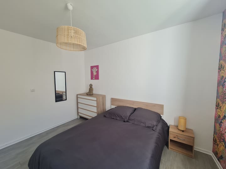 Vue d'ensemble de cette chambre paisible 