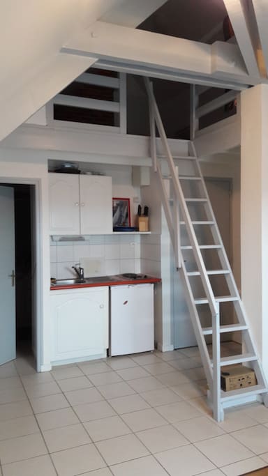 Espace cuisine - Escalier montant à la mezzanine ou se trouve un lit (140)