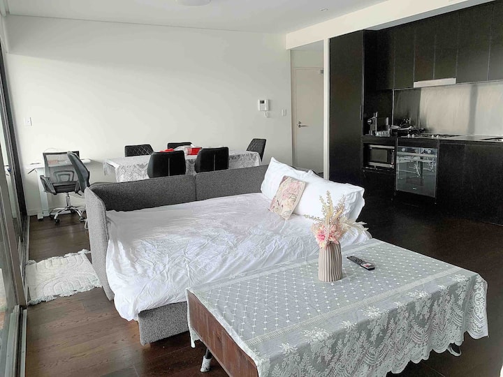 Il divano☘️ letto queen-size è disponibile solo se richiedi letti separati per 3 o 4 ospiti nella prenotazione. Ti preghiamo di richiederlo al momento della prenotazione. I costi si applicano dopo la configurazione per 3 o 4 ospiti. Non ci sarà alcun addebito per 5 o più persone.