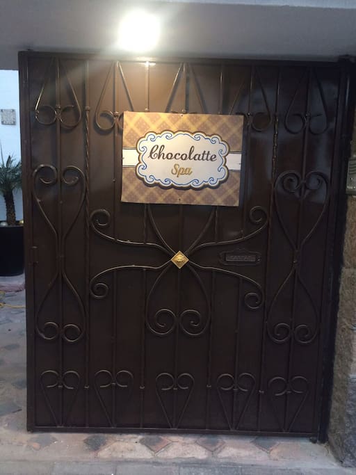 Porton de entrada. Tenemos un spa -estetica en el piso inferior para tu comodidad!