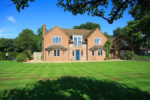 Large country home sleeps 10 - pool and hot tub