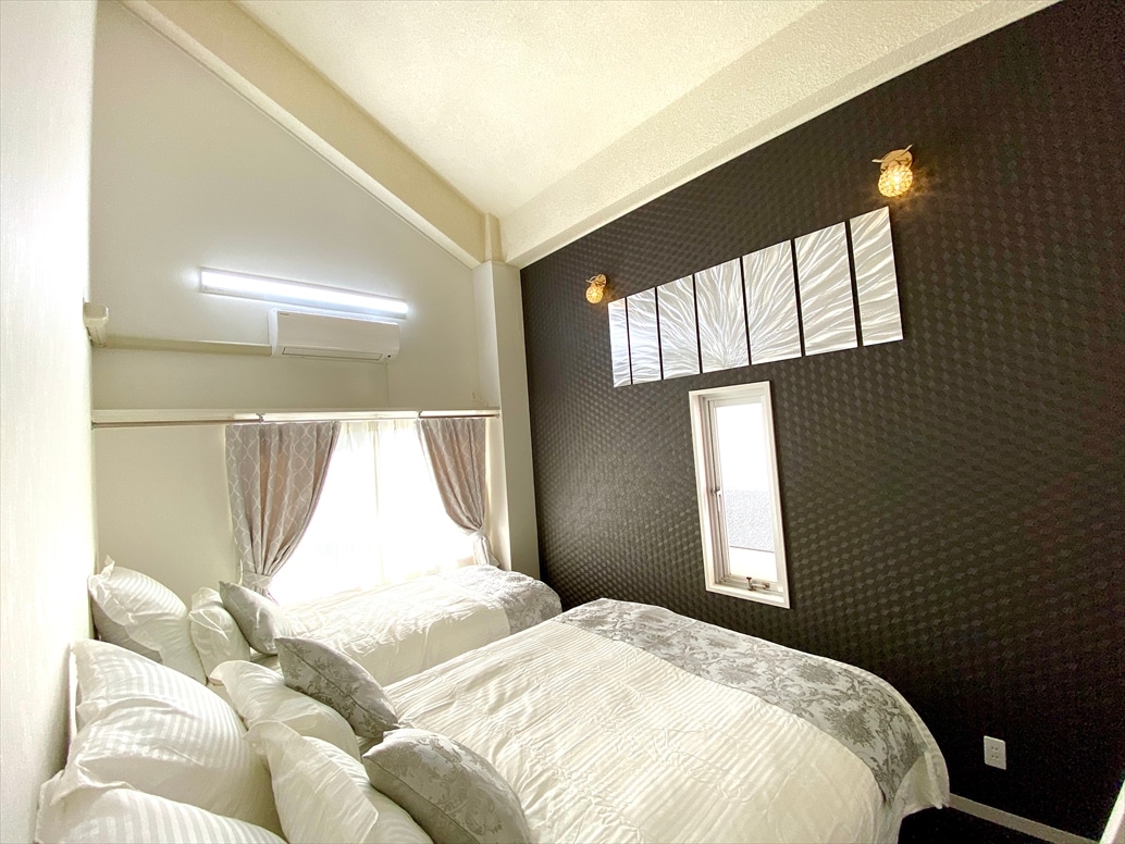 ふかふかのベッド）エレガントクラシックな雰囲気の寝室でおくつろぎ下さい）Dhoma kryesore e krevatit me krevat tek