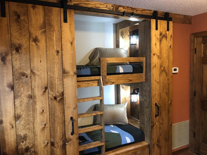 Prispôsobené uzavreté poschodové postele.
Poschodové postele sú nové, takže môžeme ubytovať rodiny alebo možno aj dievčenský výlet.