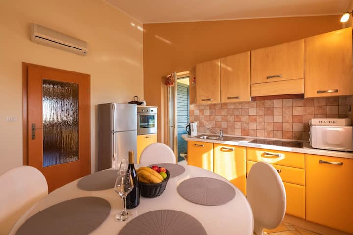 Cozy apartment in Fazana near the beach